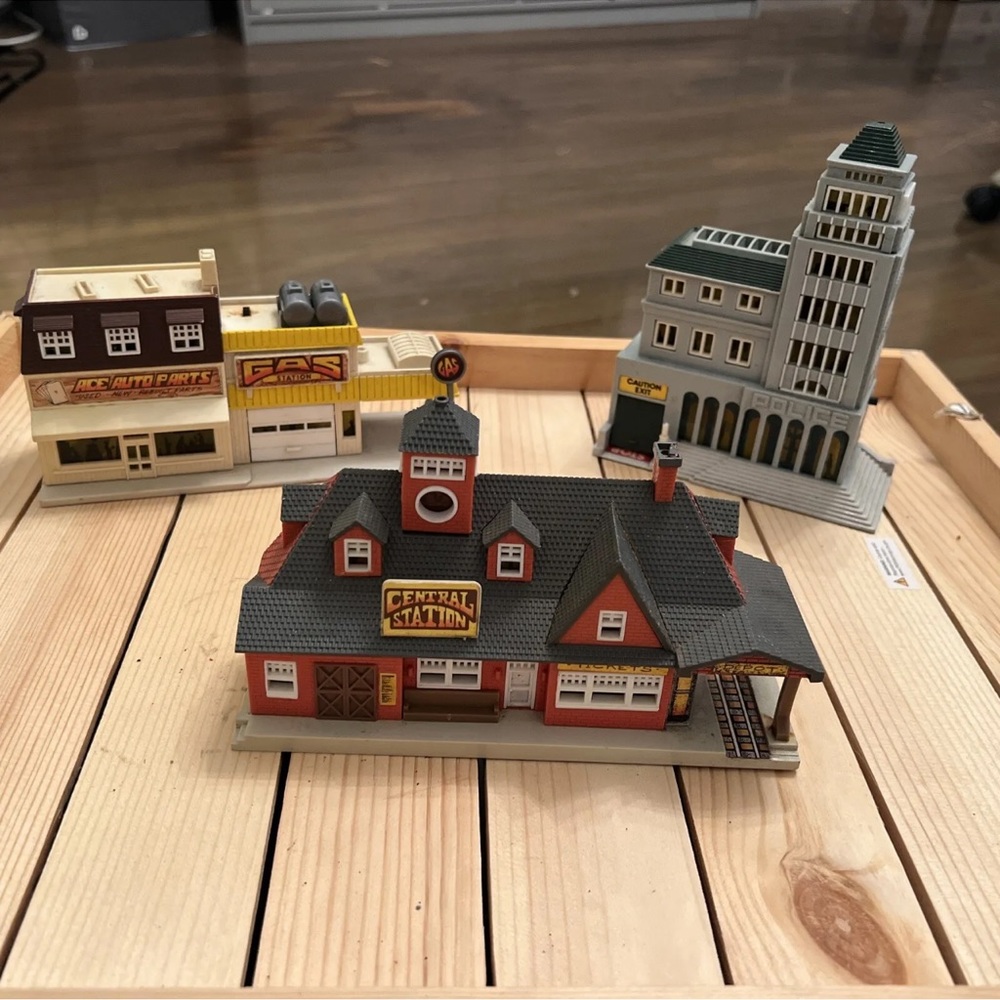 1989 Lewis Galoob MM toys Police station building Gas Station& 1 Central Station